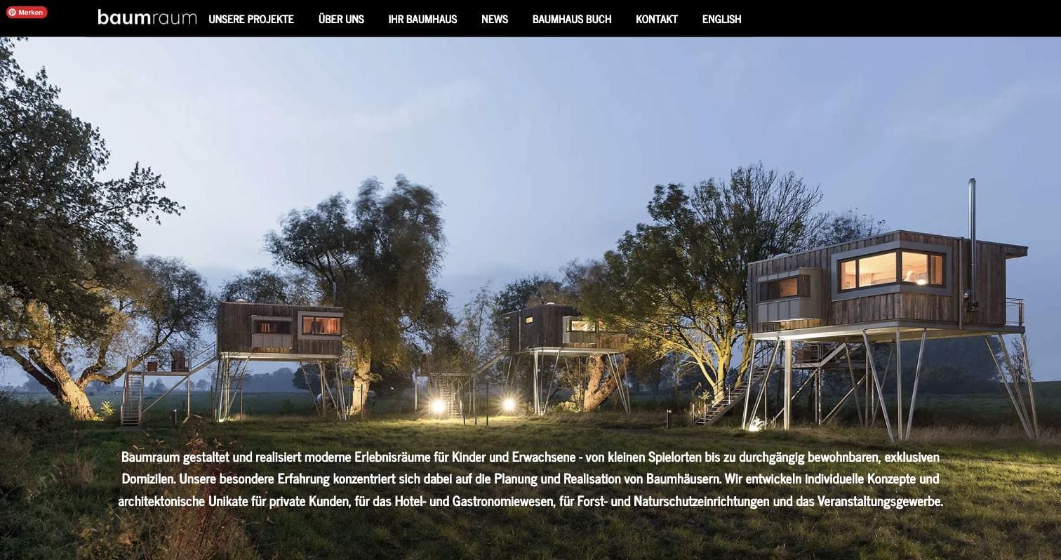 Website von Baumraum mit beleuchteten Baumhäusern in der Abenddämmerung