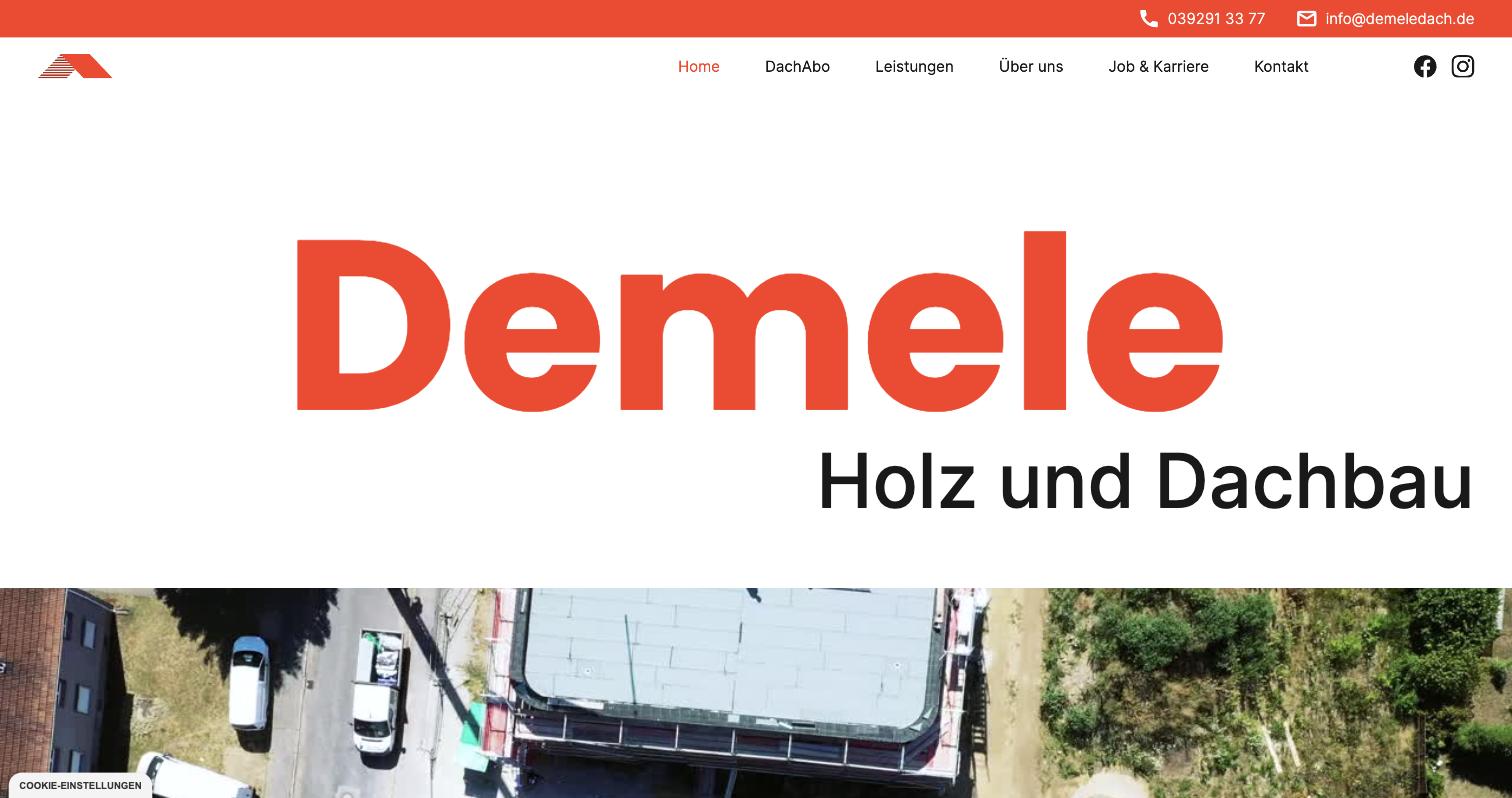 Website von Demele Holz- und Dachbau aus Magdeburg mit großer roter Wortmarke