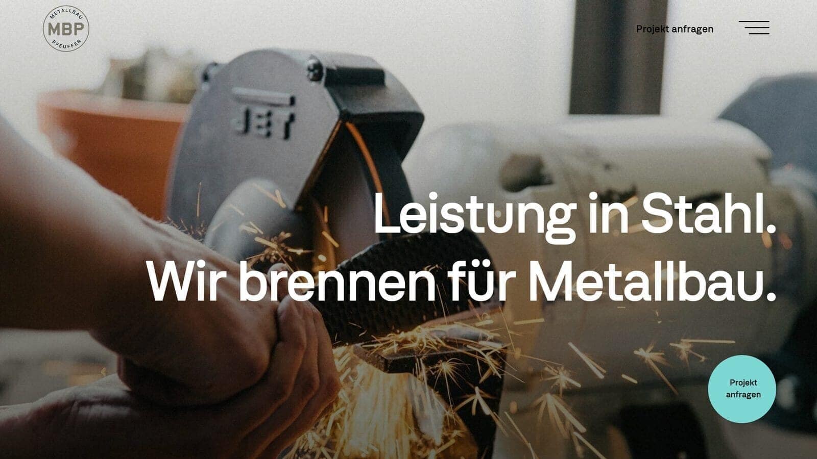 Startseite von Metallbau Pfeuffer mit der Botschaft Leistung in Stahl. Wir brennen für Metallbau.