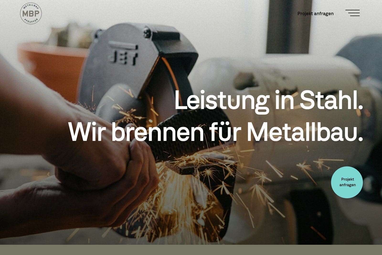 Website von Metallbau Pfeuffer Startseite von Metallbau Pfeuffer mit der Botschaft Leistung in Stahl. Wir brennen für Metallbau.
