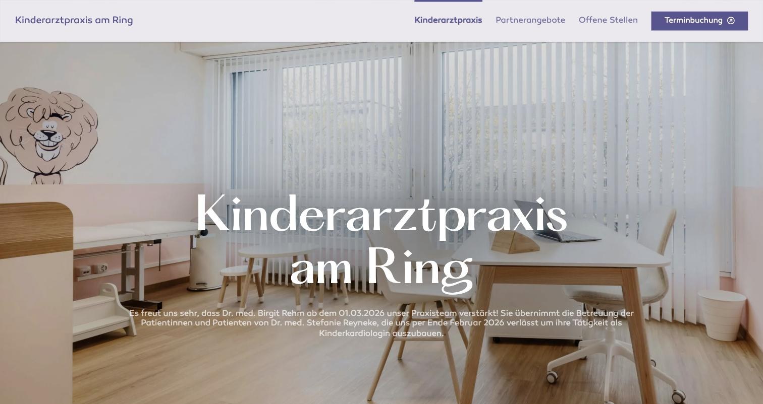 Startseite der Kinderarztpraxis am Ring in Basel mit Foto aus dem Behandlungszimmer und einem gemalten Löwen an der Wand