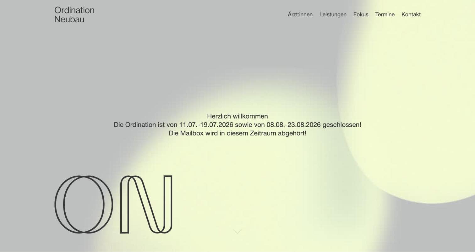 Startseite der Ordination Neubau in Wien mit weichem Farbverlauf und grossem Umriss-Monogramm aus den Buchstaben O und N