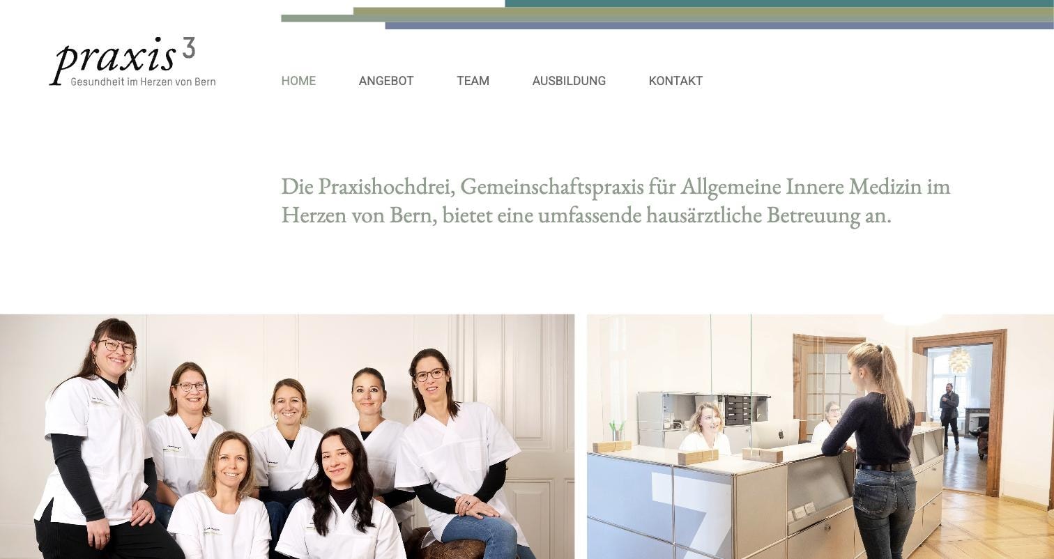 Startseite der Gemeinschaftspraxis Praxis hoch drei in Bern mit Balkenmuster in Salbei und Oliv und zwei echten Praxisfotos
