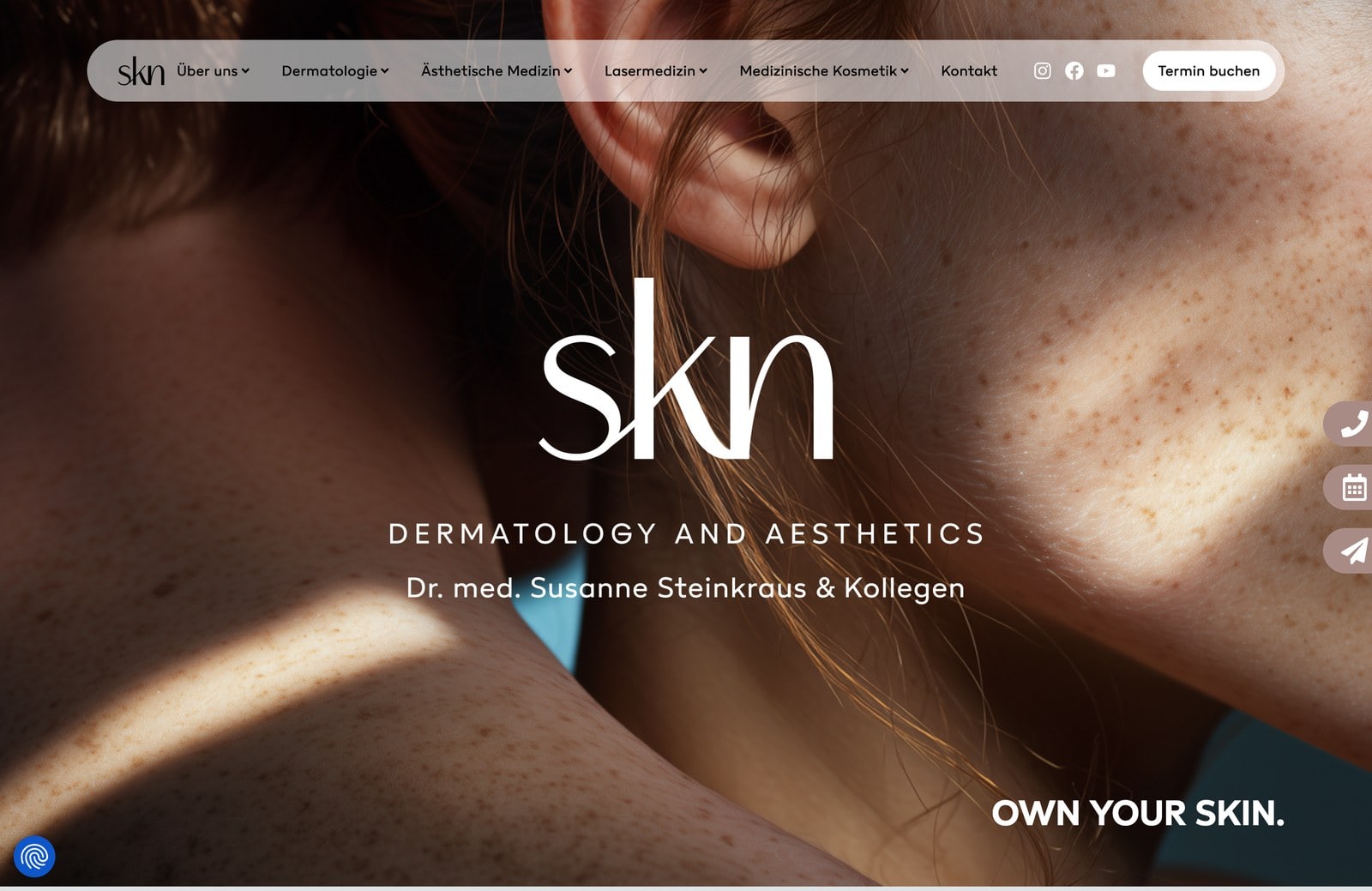 Startseite der Hautarztpraxis SKN Dermatology in München mit Makro-Foto von Haut, weißer Wortmarke skn und dem Claim Own your skin