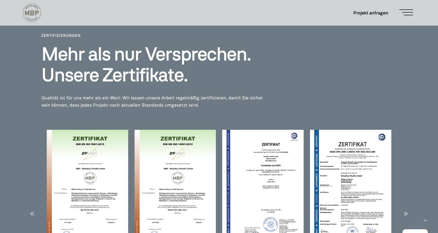 Zertifikate-Bereich der Ueber-uns-Seite von Metallbau Pfeuffer mit vier gerahmten Zertifikaten unter der Ueberschrift Mehr als nur Versprechen