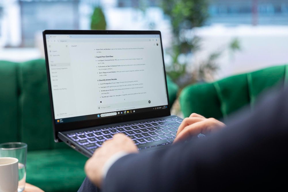 ChatGPT SEO: Eine Person stellt ChatGPT am Laptop eine Frage